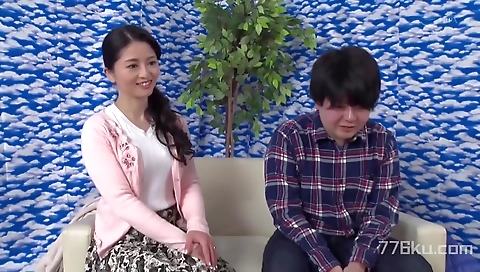 Hot milf shows off her hot pussy and mouth